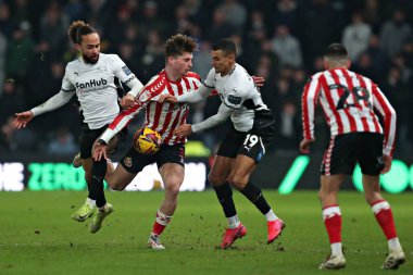 Derby County 'den Marcus Harness ve Derby County' den Kayden Jackson, 21 Ocak 2025 'te İngiltere' de Derby Park Stadyumu 'nda oynanan Sky Bet Şampiyonası karşılaşmasında Sunderland' lı Dennis Cirkin 'e baskı yapıyorlar.