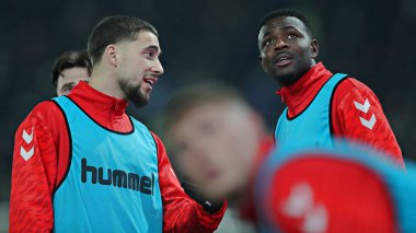 Sunderland 'dan Adil Aouchiche ve Sunderland' dan Salis Abdul Samed Gökyüzü İddia Şampiyonası maçında Derby County - Sunderland maçı sırasında Pride Park Stadyumu, Derby, İngiltere, 21 Ocak 2025