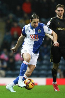 Blackburn Rovers 'dan Callum Brittain 21 Ocak 2025' te İngiltere 'nin Blackburn kentinde oynanan Blackburn Rovers-Coventry City maçında topu sahaya sürüyor.