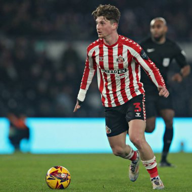 Sunderland takımından Dennis Cirkin 21 Ocak 2025 tarihinde İngiltere 'nin Derby şehrinde oynanan Derby County - Sunderland maçında