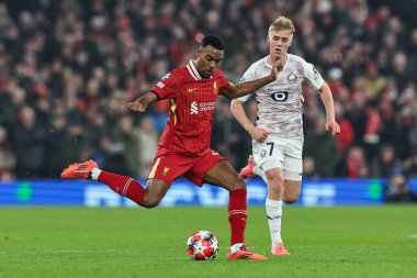 Liverpool 'dan Ryan Gravenberch, 21 Ocak 2025' te İngiltere 'nin Liverpool kentinde Liverpool - Lig Sahnesi Liverpool - Lig Şampiyonlar Ligi sırasında topu çaprazlıyor.