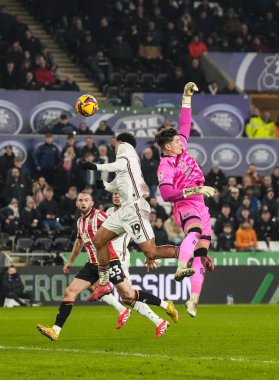 Sheffield United kalecisi Michael Cooper, Swansea.com Stadyumu, Swansea.com, İngiltere, 21 Ocak 2025 'te oynanan Swansea City - Sheffield United maçında bir yumrukla kaçırdı.