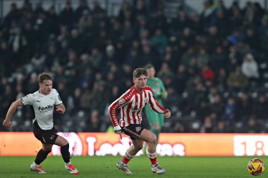 Derby County 'den Liam Thompson, 21 Ocak 2025' te İngiltere 'nin Derby şehrindeki Pride Park Stadyumu' nda oynanan Sky Bet Şampiyonası karşılaşmasında Sunderland takımından Dennis Cirkin 'e baskı yapıyor.