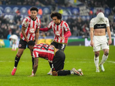 Sheffield United takımından Tyrese Campbell, 21 Ocak 2025 'te Swansea.com Stadyumu' nda oynanan Swansea City - Sheffield United maçında penaltı kazandıktan sonra ayağa kalktı.