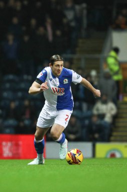 Blackburn Rovers 'dan Callum Brittain 21 Ocak 2025' te Ewood Park, Blackburn, İngiltere 'de oynanan Blackburn Rovers-Coventry City maçında topu defanstan ileri sürüyor.