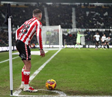 Sunderland 'dan Enzo Le Fe, 21 Ocak 2025' te İngiltere 'nin Pride Park Stadyumu' nda oynanan Derby County - Sunderland maçında köşeyi dönmeye hazırlanıyor.