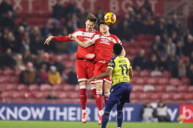 Middlesbrough 'dan Rav van den Berg ve Middlesbrough' dan Hayden Hackney, 21 Ocak 2025 'te Riverside Stadyumu, Middlesbrough, Birleşik Krallık' ta oynanan Sky Bet Şampiyonası karşılaşmasında top için zıplıyorlar.
