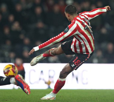 Sunderland takımından Wilson Isidor, 21 Ocak 2025 tarihinde İngiltere 'nin Pride Park Stadyumu' nda oynanan Derby County - Sunderland maçında çekim yapıyor.