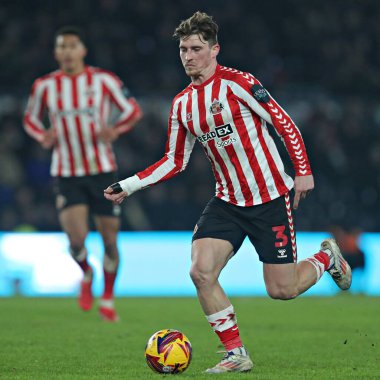 Sunderland takımından Dennis Cirkin 21 Ocak 2025 tarihinde İngiltere 'nin Derby şehrinde oynanan Derby County - Sunderland maçında