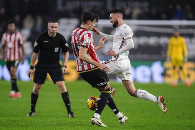 Sheffield United takımından Anel Ahmedhodi, Swansea City - Sheffield United maçında Swansea.com Stadyumu, Swansea, İngiltere 'de 21 Ocak 2025' te oynanan Sky Bet Şampiyonası karşılaşmasında Swansea City 'li Matt Grimes' i yendi.