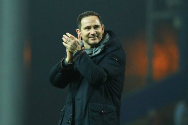 Coventry City 'nin teknik direktörü Frank Lampard 21 Ocak 2025' te Ewood Park, Blackburn, Birleşik Krallık 'ta Blackburn' e karşı Blackburn Rovers - Coventry City maçında tam zamanlı ıslık çaldıktan sonra Coventry City taraftarlarını alkışlıyor.