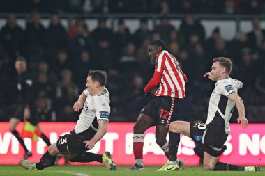 Sunderland takımından Eliezer Mayenda, 21 Ocak 2025 'te İngiltere' nin Pride Park Stadyumu 'nda oynanan Derby County - Sunderland maçında çekim yapıyor.