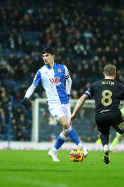 Blackburn Rovers takımından John Buckley 21 Ocak 2025 'te Blackburn, İngiltere' deki Ewood Park 'ta oynanan Blackburn Rovers - Coventry City maçında topu ayaklarının dibine aldı.