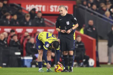 Hakem Andrew Kitchen, Middlesbrough-West Bromwich Albion maçında West Bromwich Albion, Middlesbrough, İngiltere 'deki Riverside Stadyumu' nda serbest atış yapmaya hazırlanan West Bromwich Albion 'a talimat veriyor.