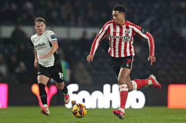 Sunderland takımından Jobe Bellingham 21 Ocak 2025 'te İngiltere' nin Pride Park Stadyumu 'nda oynanan Derby County - Sunderland maçında