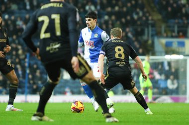Blackburn Rovers takımından John Buckley 21 Ocak 2025 'te İngiltere' nin başkenti Blackburn 'de oynanan Blackburn Rovers-Coventry City maçında topu ileri atıyor.