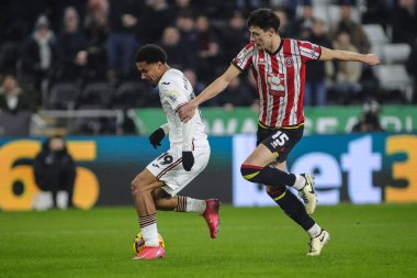 Swansea City 'den Florian Bianchini, Sheffield United takımından Anel Ahmedhodi' nin baskısı altında, Swansea.com Stadyumu 'nda Swansea City - Sheffield United maçında, 21 Ocak 2025