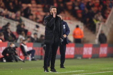Middlesbrough 'un Michael Carrick Menajeri takımına 21 Ocak 2025' te Riverside Stadyumu, Middlesbrough 'da Middlesbrough-West Bromwich Albion maçında talimat verdi.