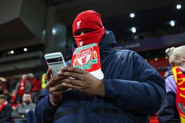 Liverpool taraftarı UEFA Şampiyonlar Ligi - Lig Stage Liverpool vLille Anfield, Liverpool, Birleşik Krallık 'ta 21 Ocak 2025 tarihinde soğuk havaya karşı sıcak bir şekilde sarılır.