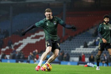 Coventry City 'den Jack Rudoni 21 Ocak 2025' te İngiltere 'nin Blackburn kentinde oynanan Blackburn Rovers-Coventry City karşılaşması öncesinde ısınıyor.