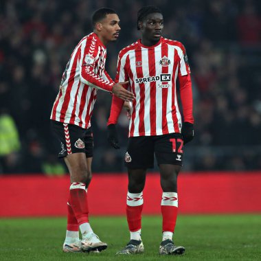 Sunderland 'dan Wilson Isidor ve Sunderland' dan Eliezer Mayenda Gökyüzü İddia Şampiyonası maçında Derby County - Sunderland maçı sırasında Pride Park Stadyumu, Derby, İngiltere, 21 Ocak 2025