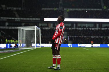 Sunderland takımından Eliezer Mayenda, 21 Ocak 2025 tarihinde İngiltere 'nin Pride Park Stadyumu' nda oynanan Derby County - Sunderland maçında golünü kutluyor.