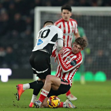 Sunderland 'dan Dennis Cirkin 21 Ocak 2025' te İngiltere 'nin Derby şehrindeki Pride Park Stadyumu' nda Derby County - Sunderland maçında Derby County 'den Jerry Yates ile mücadele ediyor.