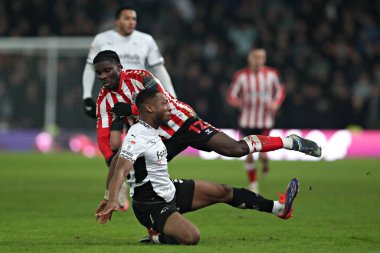 Derby County 'den Ebou Adams, 21 Ocak 2025' te İngiltere 'nin Derby Park Stadyumu' nda oynanan Sky Bet Şampiyonası maçında Sunderland 'a karşı Eliezer Mayenda' yı yere serdi.