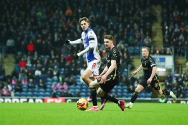Blackburn Rovers takımından Todd Cantwell 21 Ocak 2025 'te Ewood Park, Blackburn' de oynanan Blackburn Rovers-Coventry City maçında topu ileri atıyor.