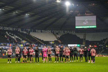 Sheffield United oyuncuları, Swansea.com Stadyumu, Swansea.com, İngiltere, 21 Ocak 2025 'te oynanan Sky Bet Şampiyonası son düdüğü ile taraftarlarıyla kutluyorlar.