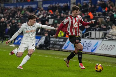 Swansea City 'den Sam Parker, Swansea.com Stadyumu, Swansea, Birleşik Krallık' ta oynanan Swansea City - Sheffield United maçında Sheffield United takımından Harrison Burrows ile kapışıyor.