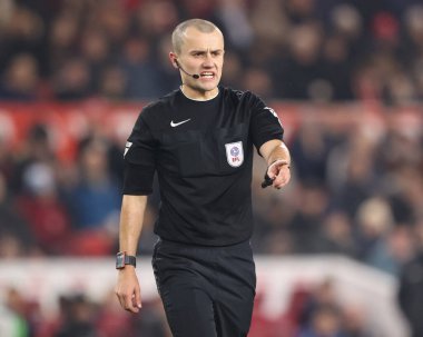 Hakem Andrew Kitchen, Middlesbrough - West Bromwich Albion maçında talimatları veriyor. Riverside Stadyumu, Middlesbrough, İngiltere, 21 Ocak 2025