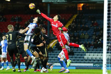 Coventry City 'den Oliver Dovin 21 Ocak 2025' te Ewood Park, Blackburn, İngiltere 'de oynanan Blackburn Rovers-Coventry City maçında topu açık bir şekilde atıyor.