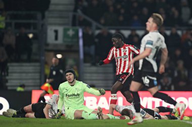 Sunderland takımından Eliezer Mayenda, 21 Ocak 2025 tarihinde İngiltere 'nin Pride Park Stadyumu' nda oynanan Derby County - Sunderland maçında golünü kutluyor.