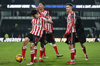 Sunderland 'dan Jobe Bellingham, Sunderland' dan Luke O 'Nien, Sunderland' dan Chris Rigg ve Sunderland 'dan Enzo Le Fe Sky Bet Şampiyonası maçından sonra Derby County ile Sunderland maçı, Pride Park Stadyumu, Derby, İngiltere, 21 Ocak 2025