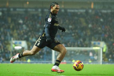 Coventry City 'den Milan van Ewijk 21 Ocak 2025' te Ewood Park, Blackburn, İngiltere 'de oynanan Blackburn Rovers-Coventry City maçında topu sandığa geçiriyor.