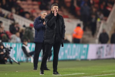 Middlesbrough 'un Michael Carrick Menajeri takımına 21 Ocak 2025' te Riverside Stadyumu, Middlesbrough 'da Middlesbrough-West Bromwich Albion maçında talimat verdi.