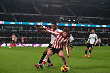 Derby County 'den Ebou Adams, 21 Ocak 2025' te İngiltere 'nin Derby Park Stadyumu' nda oynanan Sky Bet Şampiyonası karşılaşmasında Sunderland takımından Dennis Cirkin 'e baskı yapıyor.