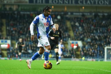 Blackburn Rovers 'dan Tyrhys Dolan 21 Ocak 2025' te Ewood Park, Blackburn, İngiltere 'de oynanan Blackburn Rovers-Coventry City maçında topu sahaya sürüyor.