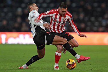 Derby County takımından Kayden Jackson, 21 Ocak 2025 'te İngiltere' nin Derby Park Stadyumu 'nda oynanan Sky Bet Şampiyonası karşılaşmasında Sunderland' lı Enzo Le Fe 'yi yendi.