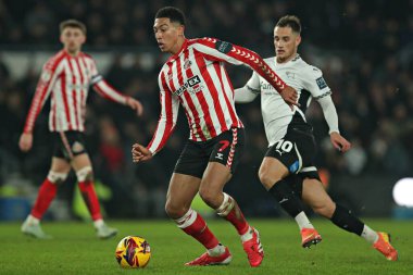 Sunderland 'dan Jobe Bellingham, 21 Ocak 2025' te İngiltere 'nin Derby şehrindeki Pride Park Stadyumu' nda oynanan Gökyüzü İddia Şampiyonası maçında Derby County - Sunderland maçında Derby County 'den Jerry Yates' in baskısı altında.