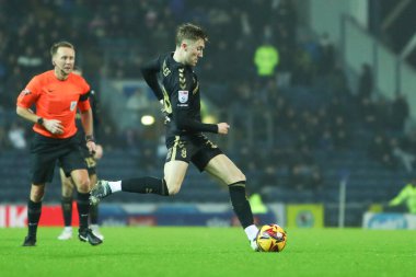Coventry City 'den Josh Eccles 21 Ocak 2025' te Ewood Park, Blackburn 'de oynanan Blackburn Rovers-Coventry City maçında pas veriyor.
