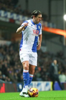 Blackburn Rovers 'dan Callum Brittain 21 Ocak 2025' te Ewood Park, Blackburn, İngiltere 'de oynanan Blackburn Rovers-Coventry City maçında topu ileri sürüyor.