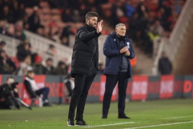Middlesbrough 'un Michael Carrick Menajeri takımına 21 Ocak 2025' te Riverside Stadyumu, Middlesbrough 'da Middlesbrough-West Bromwich Albion maçında talimat verdi.
