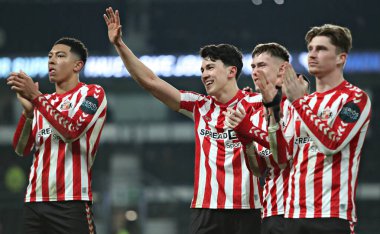 Sunderland 'dan Jobe Bellingham, Sunderland' dan Luke O 'Nien, Sunderland' dan Chris Rigg ve Sunderland 'dan Dennis Cirkin Sky Bet Şampiyonası maçından sonra Derby County ile Sunderland arasında oynanan Pride Park Stadyumu, Derby, İngiltere, 21 Ocak 2025