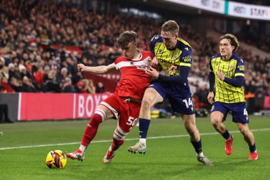 Middlesbrough 'dan Ben Doak ve West Bromwich Albion' dan Torbjrn Heggem 21 Ocak 2025 'te Riverside Stadyumu, Middlesbrough, Birleşik Krallık' ta oynanan Sky Bet Şampiyonası karşılaşmasında top için mücadele ediyorlar.