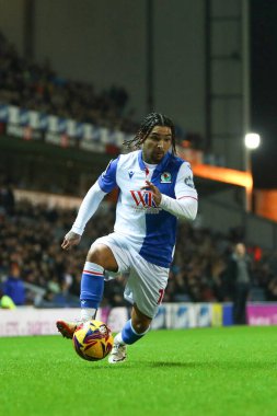 Blackburn Rovers takımından Tyrhys Dolan 21 Ocak 2025 'te İngiltere' nin başkenti Blackburn 'de oynanan Blackburn Rovers-Coventry City maçında topu ileri sürüyor.
