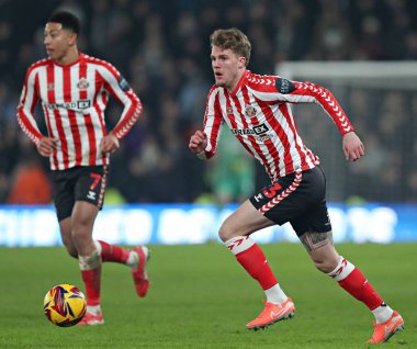 Sunderland takımından Leo Hjelde 21 Ocak 2025 'te İngiltere' nin Pride Park Stadyumu 'nda oynanan Derby County - Sunderland maçında
