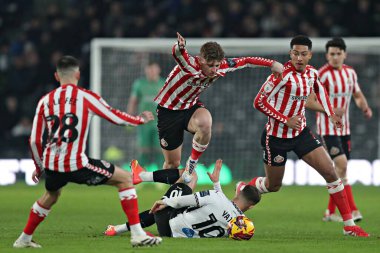 Sunderland 'dan Dennis Cirkin 21 Ocak 2025' te İngiltere 'nin Derby şehrinde oynanan Sky Bet Şampiyonası maçında Derby County - Sunderland maçında Jerry Yates' in üzerinden atladı.