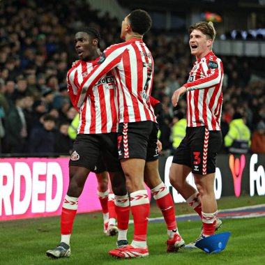 Sunderland takımından Eliezer Mayenda, 21 Ocak 2025 tarihinde İngiltere 'nin Pride Park Stadyumu' nda oynanan Derby County - Sunderland maçında golünü kutluyor.